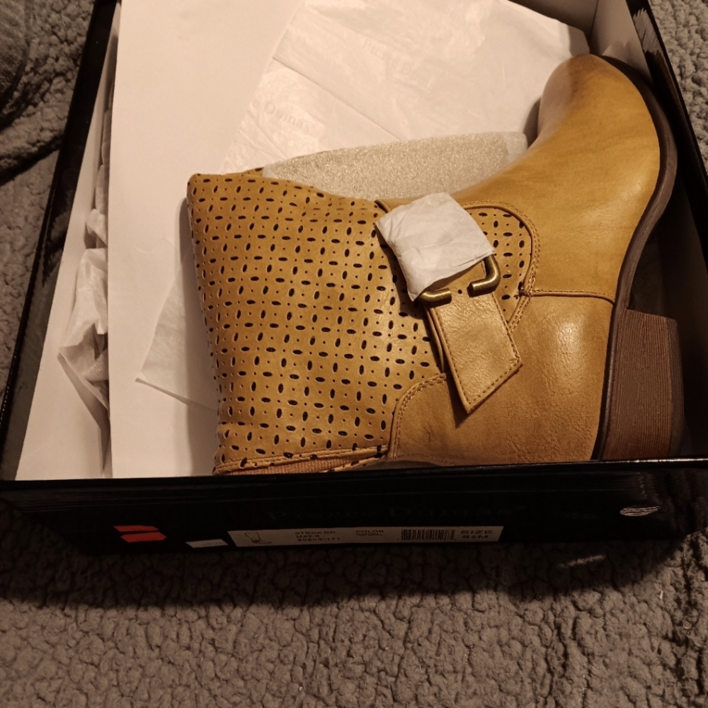 NEW!! Pierre Dumas light tan color boots